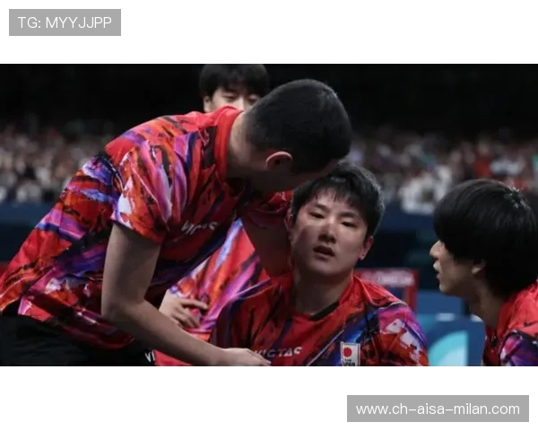 排球女将怒扣致胜一球，场边教练直接跪地庆祝