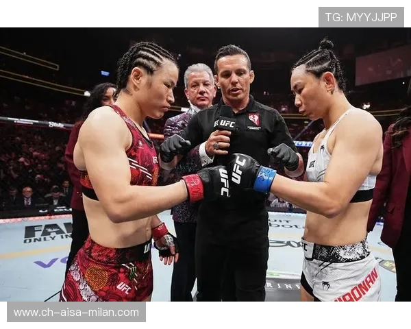 UFC女拳手双脚离地飞膝KO震撼瞬间，点燃格斗激情的巅峰对决