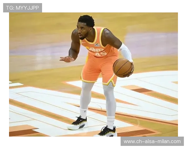 米切尔在右侧急停投篮直落网底，骑士稳住领先